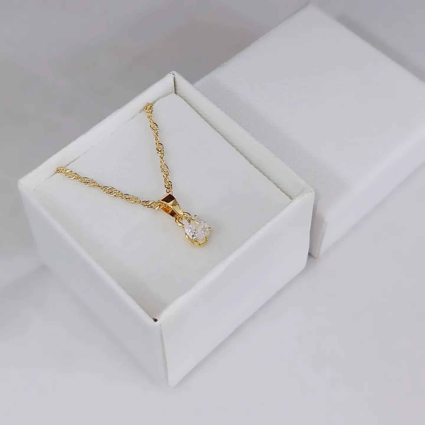 Cadena Elegancia Cristal en oro laminado con garantia