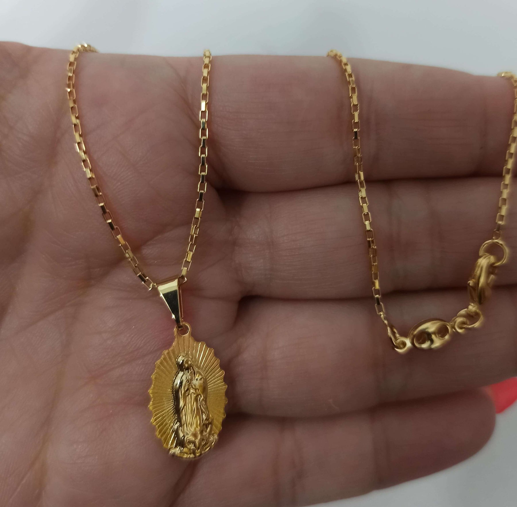 Cadena Virgen de Guadalupe en 3D - oro laminado en la manos