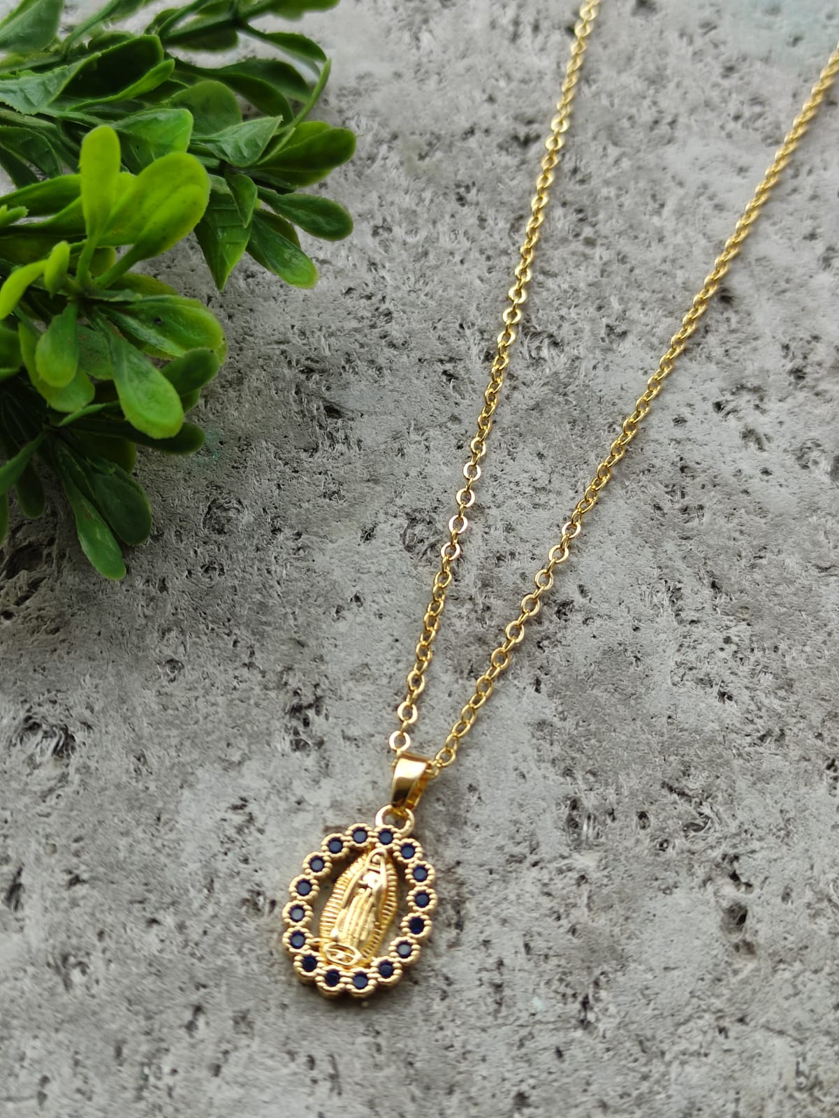 Cadena Dama con Dije de la Virgen de Guadalupe