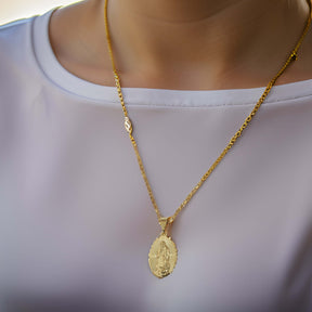 mujer con Cadena Virgen de Guadalupe en 3D - oro laminado