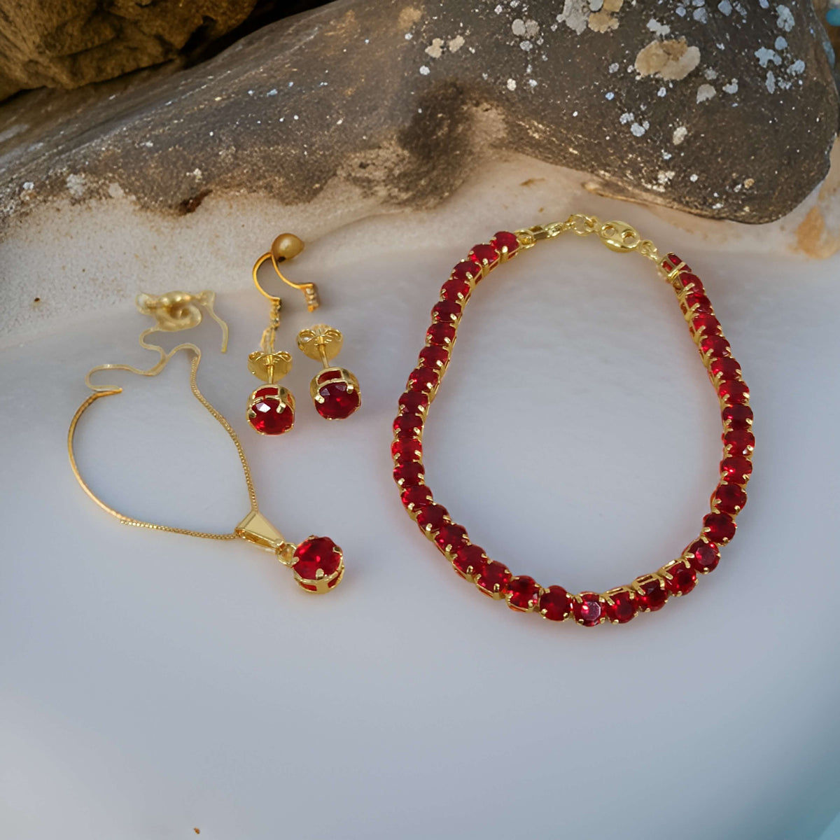 Encanto Radiante: Conjunto de Circonia en Oro Laminado 18k